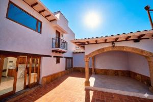 a patio in a house with an archway at Casa Hotel La Morada in Villa de Leyva