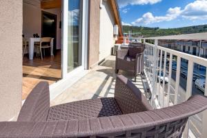 a balcony with chairs and a table on a balcony at Cilento Sea Rooms in Agropoli