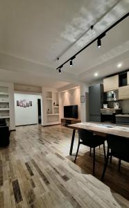 a large living room with a table and a television at CIVICO 1 in Valguarnera Caropepe