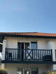 a balcony of a house with a black railing at Studio dans résidence avec piscine in Bidart