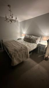 a bedroom with a bed and a table with two lamps at No 4 Devon Square in Kingsbridge