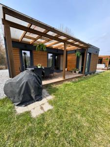 a house with a pergola in the yard at Domki La Bella 2 in Aleksandria +5 photos