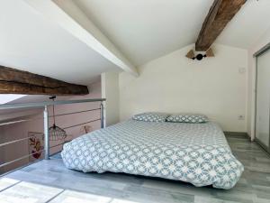 a bedroom with a large bed in a attic at LE BORA - Duplex en Centre-ville - Puy-du-fouu in Cholet