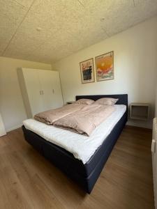 a bedroom with a large bed in a room at Completely renovated apartment, 6 sleeps in Herning +3 photos