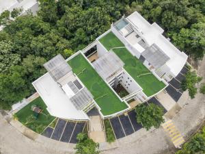 Luftaufnahme eines Hauses mit Solarpaneelen in der Unterkunft Emma Apartments - Akumal-Grand Sirenis in Akumal