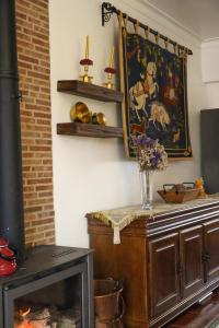 a living room with a fireplace and a painting on the wall at O Cantinho do Pedro in Tolosa