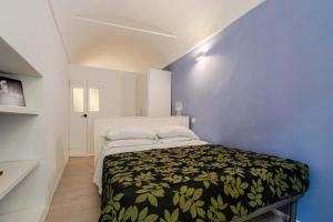 a small bedroom with a bed in a room at Sole Mio in Sanremo
