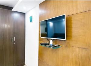 a flat screen tv hanging on a wall at Hotel Blueberry in New Delhi