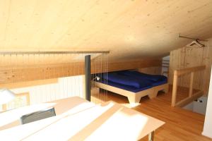 Cette chambre mansardée comprend 2 lits superposés. dans l'établissement Chesa Randurel, à Pontresina