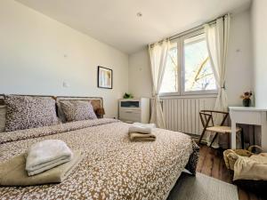 a bedroom with a bed with towels on it at Yutz and Zen in Basse-Yutz