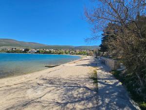 a sandy beach next to a body of water at Villa Didini dvori in Kruševo