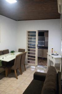 a living room with a couch and a table at Chácara Carlópolis Pr in Carlópolis +1 photo