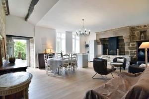 a kitchen and living room with a table and chairs at La tourelle du Val-d'Arguenon in Pluduno