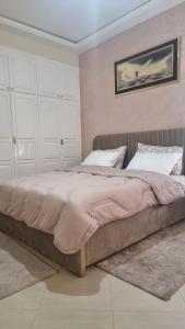 a bedroom with a large bed in a room at appartement luxe in Berkane