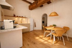 a kitchen and dining room with a table and chairs at Mirramor in Campo de Mirra