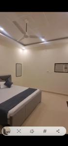 a room with a bed in a room with a ceiling at Badri Vishal in Varanasi