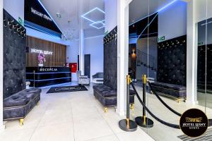 a dressing room with black leather couches and mirrors at Hotel Leśny Korne koło Kościerzyny - Kaszuby in Korne