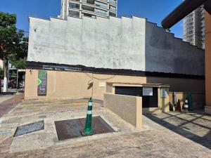 a green pole in front of a building at Flat Vila Mariana Ibirapuera (Apto 1005) in São Paulo