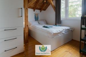a small bedroom with a bed and a window at Dom na Zaciszu Charzykowy in Charzykowy