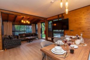 a dining room with a table and a living room at Uludağ Vadi Konakları in Bursa