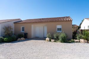 a house with a driveway in front of it at la pause soleil, villa climatisée, avec jardin et parkings privés, à 5 mn de la mer, au calme in Martigues