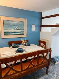 a dining room with a table and a painting at Águila Marina Suites in Chichiriviche