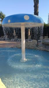a fountain in the middle of a swimming pool at Camping Canet plage mobilhome 4 ou 6 personnes in Canet-en-Roussillon