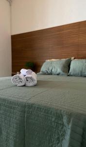 two towels sitting on top of a bed at Casa Freitas - suíte 1 in Extrema