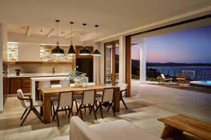 a kitchen and dining room with a table and chairs at Aurora Thesan in Marathias