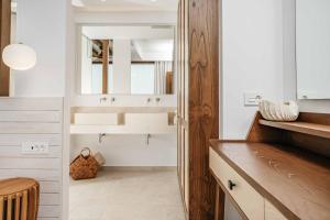 a bathroom with a sink and a mirror at Aurora Thesan in Marathias