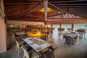 ein Restaurant mit Tischen und Stühlen in einem Raum in der Unterkunft Villas Danza del Sol in Ajijic