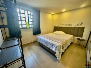 a bedroom with a bed and a window at Loft Confortável e Tranquilo - Fernandópolis in Fernandópolis