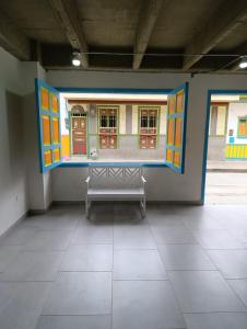 a room with a bench in front of a window at Quindio Mio in Filandia