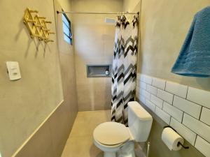 a bathroom with a toilet and a shower at Loft Confortável e Tranquilo - Fernandópolis in Fernandópolis +16 photos