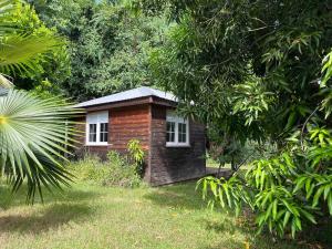 a small brick house in the middle of a yard at Ti Bwa in Sainte-Luce +2 photos