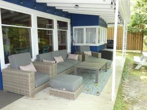 a screened in porch with chairs and a table at Cranberry Cottage on Torch Lake in Alden