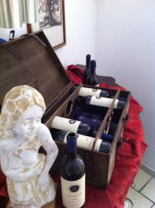 a chest filled with bottles of wine and a statue at Hotel Berna in Eraclea Mare