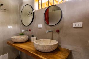 two sinks on a wooden counter in a bathroom at El cantor Finca hotel in Quimbaya