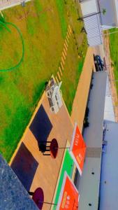 an overhead view of a park with a table and chairs at Espaço Villa Manguinhos in São Francisco de Itabapoana
