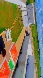 an overhead view of a house with tables and umbrellas at Espaço Villa Manguinhos in São Francisco de Itabapoana