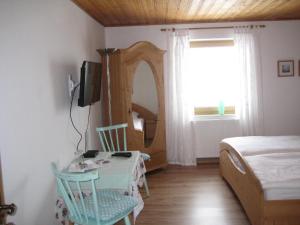Postel nebo postele na pokoji v ubytování Pension zum Lusenblick