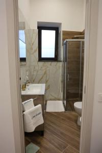 a bathroom with a sink and a toilet at Le Porte sulla Costiera in Sant'Egidio del Monte Albino