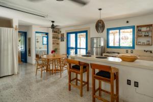 a kitchen with a counter and a table and chairs at Casa Omero. in El Cuyo