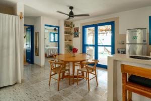 a kitchen and dining room with a table and chairs at Casa Omero. in El Cuyo