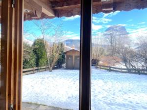 a view of a snow covered yard from a window at Seeuferresidenz am Adrian Stoop NEU eingerichtet in Bad Wiessee