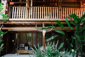 a house with a fake horn hanging from a balcony at Da Housetel Kuta in Kuta