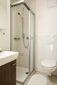 ラアにあるEdelweiss Uletsch S 0.2のバスルーム(シャワー、トイレ、洗面台付)