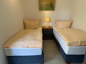 two beds sitting next to each other in a room at Wellenkieker in Wyk auf Föhr