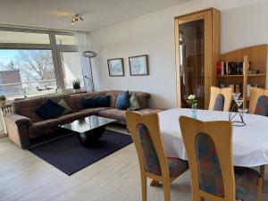 a living room with a couch and a table at Wellenkieker in Wyk auf Föhr