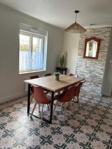 a dining room with a wooden table and chairs at Maison rénovée - 2 chambres - 4 pers - L'Abeel Escapade in Bailleul +6 photos